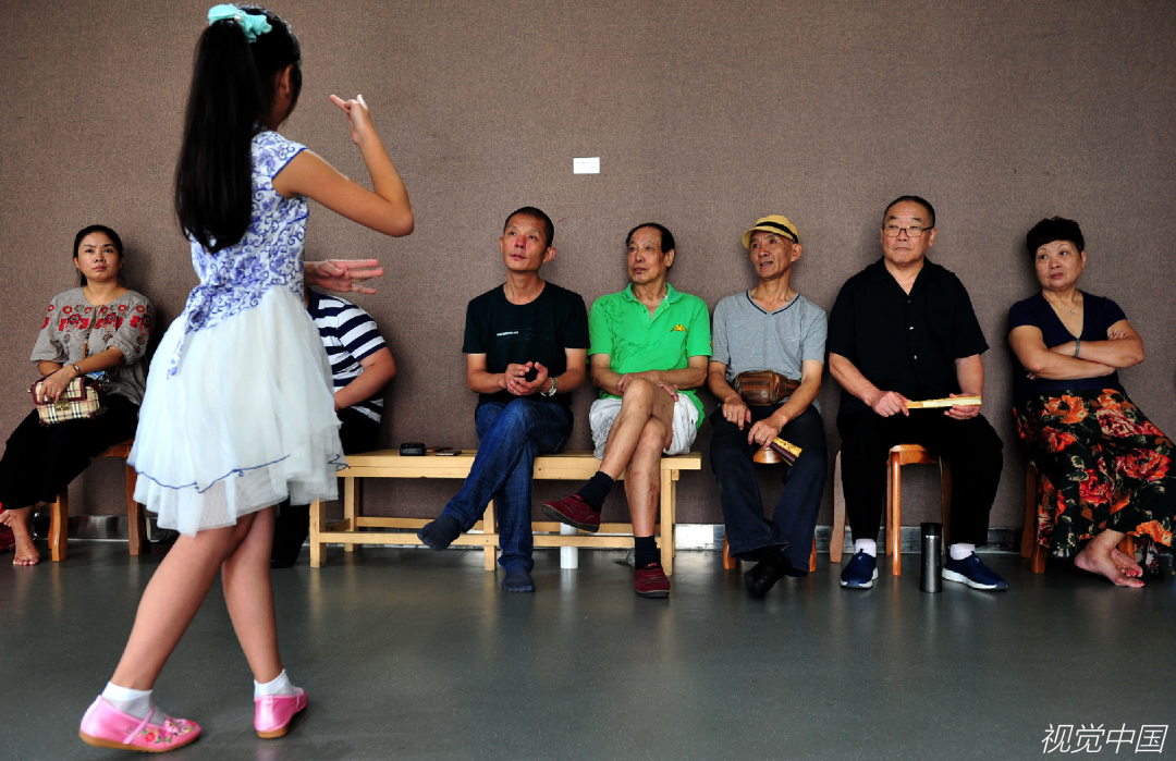 退休京剧家开办儿童京剧社，退休后投入到了培养孩子的事业中来。