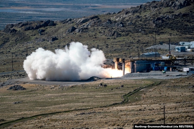 美国海军与陆军合作在犹他州试射新研发的高超音速导弹。（2021年10月28日）