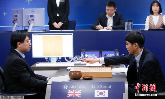 韩国九段棋手李世石与“阿尔法围棋”进行对弈。