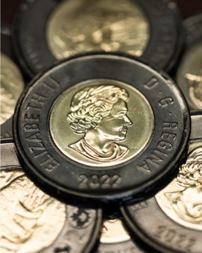 加拿大发行一款特别版“黑金配色”2元硬币